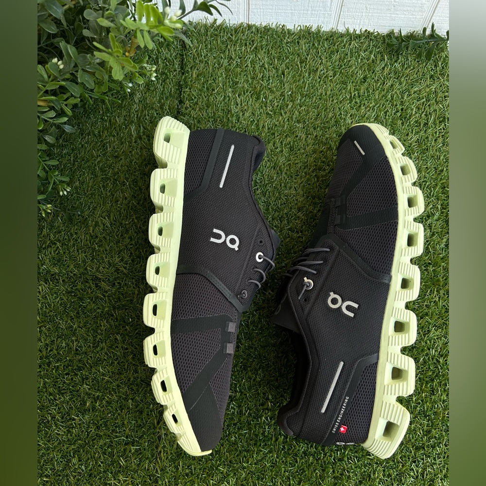 ON Cloud 5 Running Shoe MEN size 11.5
'Magnet Oasis' NEW ( store display)